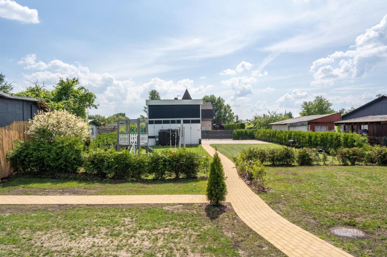 Вілла Family Garden House With Free Private Parking & Playground Рига Екстер'єр фото
